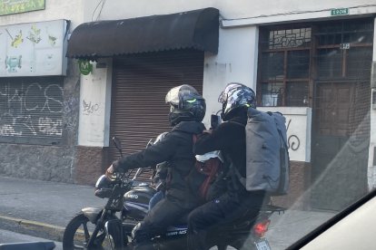 Durante el recorrido la mujer usaba también su teléfono celular.
