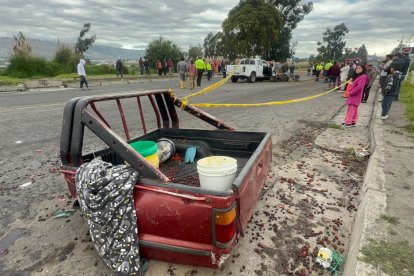 Parte desprendida de una de las camionetas involucradas en el accidente.