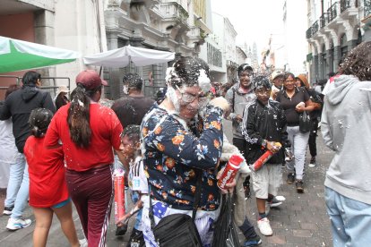Los traviesos lanzaban espuma al descuido. Nadie se salvaba de un ‘rafagazo’.