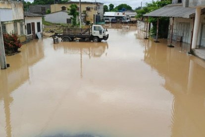 Por la intensa lluvia que cayó en las últimas horas, se desbordó río y unas calles en El Guabo parecían ríos.