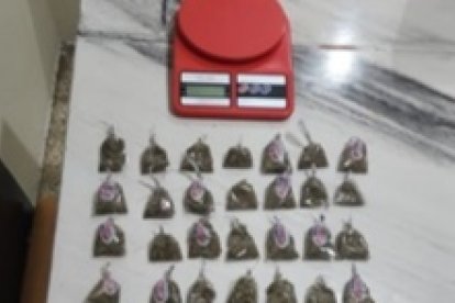 Se les encontró droga y un arma de fuego.