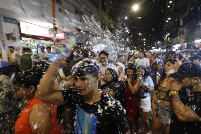 Quienes viajaron a Montañita disfrutaron el carnaval sin restricciones, pues incluso usaron las espumas que estaban prohibidas, como se anunciaba en carteles colocados en los postes del pueblo.