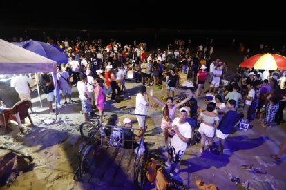 Hubo quienes no le ‘pararon bola’ a la prohibición de ingresar a la playa.