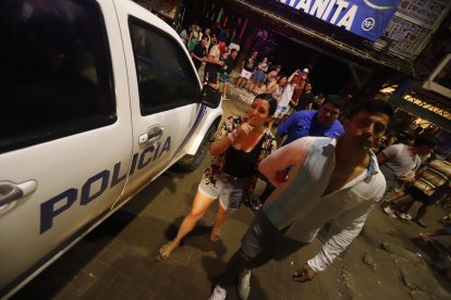 En pleno toque de queda, la gente no les hizo caso a los policías y la farra continuó.