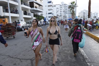 El acceso al malecón de Salinas fue restringido. Los turistas eran revisados antes de que pudieran pasar.