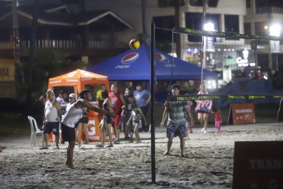 Algunos visitantes disfrutaron en familia e hicieron deporte en el malecón de Salinas.