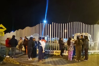 Los familiares a la espera del cuerpo.