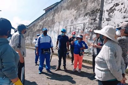 La mayoría de residentes colabora en este trabajo comunitario. Sin embargo, esperan que esta vez sean todos.