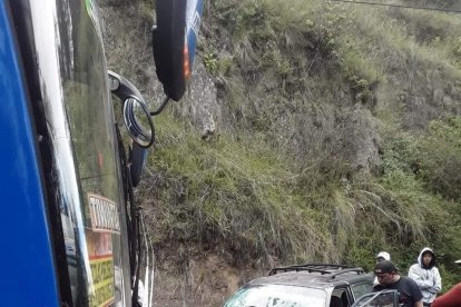 En la vía a Nono hubo un accidente que dejó heridos.