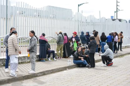 Allegados y familiares acudieron al centro forense de Tulcán.