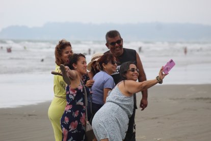 Familia compartiendo en las playas de Esmeraldas durante el feriado de Carnaval.