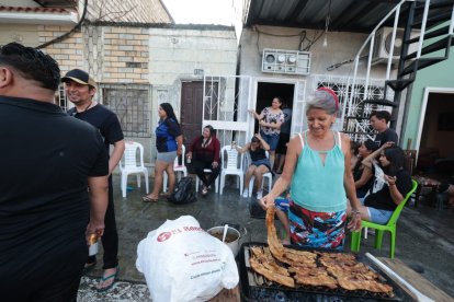 La gente empezó a cocinar alitas y chuzos.