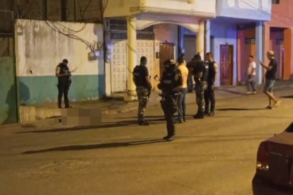 El cuerpo del hombre quedó en la calle.