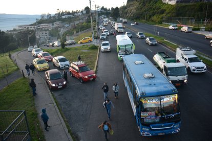 Los asaltantes se bajan de las unidades y huyen hacia las zonas verdes.
