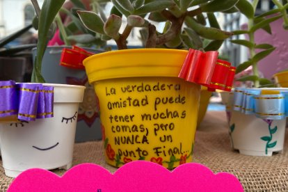 Cada planta que vende Piccolo Fiore va con una frase escrita a mano.