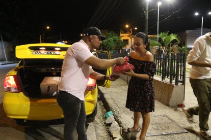 El taxista de Dios en la entrega de un pedido junto a una de sus mas fieles seguidoras.