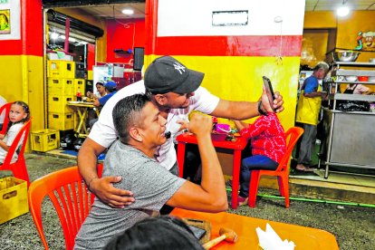 El taxista de Dios junto a Juan Iglesias, un fanático de él con el que se encontró por coincidencia.