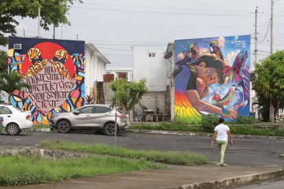 Un artista plástico da vida a zonas urbanas y rurales en conflicto. Sus trabajos lucen ahora en Socio Vivienda 3, en Guayaquil.