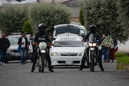 El cortejo fúnebre recorrió las calles Tulcán con destino al camposanto local.