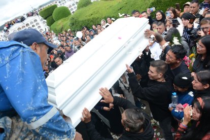 Las niñas fueron colocadas en un mismo nicho, el cual se encuentra junto a la bóveda donde reposan los restos de su mamá.