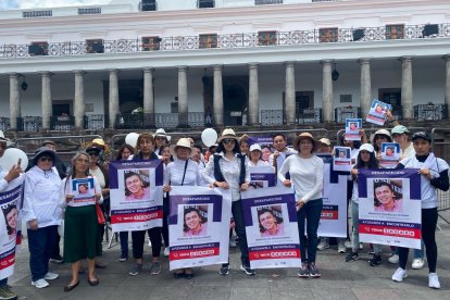 La familia y amigos de Hernán Mendoza hicieron un plantón en la Plaza Grande. Piden justicia.