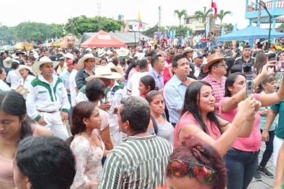 Gente de otros cantones llegaron a festejar a Vernaza.
