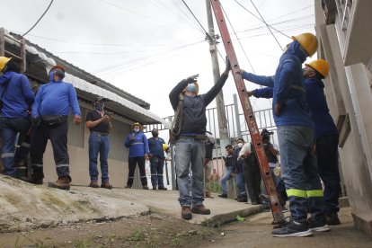 Técnicos cortaron el fluido eléctrico en los domicilios que habían sido ocupados ilegalmente.