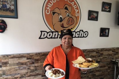 Amparo Mayo comercializa chugchucaras en el local Don Pancho.