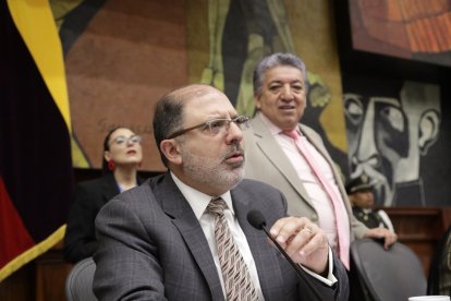 El presidente de la Asamblea Nacional, Henry Kronfle, suspendió la sesión en la que se discutían las reformas al COIP sin someterlas a votación, ante la falta de consensos.