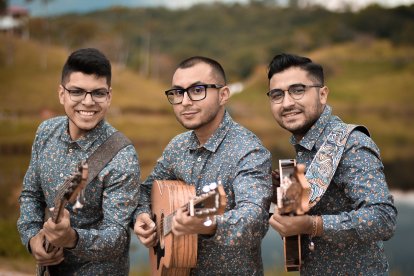 Al centro, Félix Chamorro, primera voz y guitarra de Filin trío, junto a Santiago Pérez, bajista y segunda voz, y Freddy Molano, requintista y tercera voz.