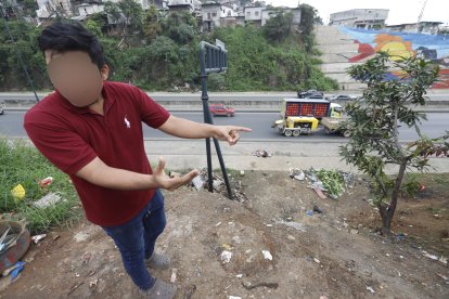 Pedro muestra eo barranco frente a su casa que está convertido en una 'cascada' de basura.