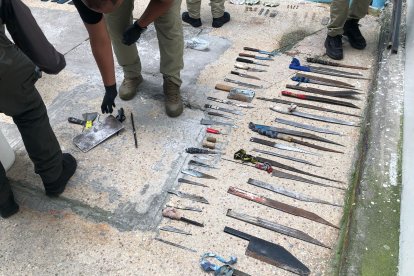 En las celdas se encontró decenas de armas blancas y aparatos electrónicos.