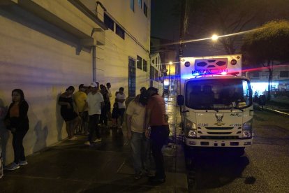 Parientes del joven acudieron al hospital, donde se enteraron del deceso.