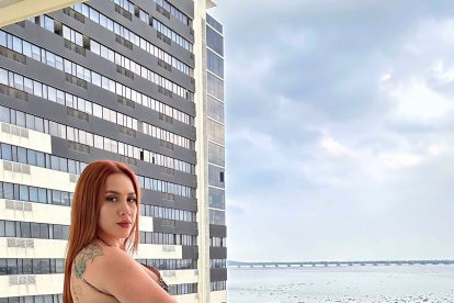 Le dicen Roja no por el color de cabello, sino porque su piel se enrojece cuando la toca.