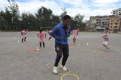 Jersey Star es la escuela de fútbol que dirige Lastra.