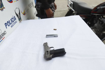 El menor detenido vestía un buzo blanco con negro y terminó con una herida en su pierna derecha.