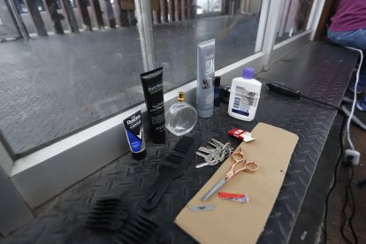 Darío y Justin trabajaban en la cabeza de José al mismo tiempo.