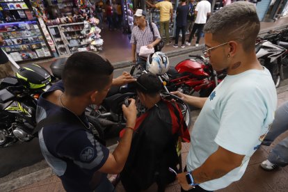 Darío y Justin trabajaban en la cabeza de José al mismo tiempo.