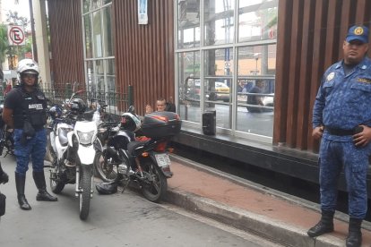 A las 12:30, agentes de la Policía Metropolitana llegó a retirar a los jóvenes del espacio público.