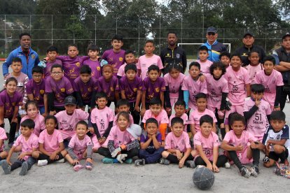 El exfutbolista y ahora formador con todos los niños y niñas con los que trabaja al sur de Quito.