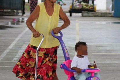 María se hizo cargo del cuidado de su nieta, luego de la muerte de su hijo.