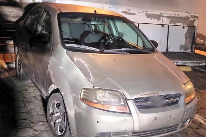 Este es uno de los dos automóviles que la Policía Nacional retuvo.