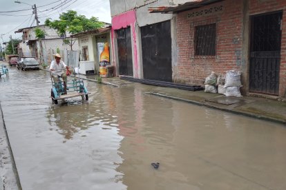 Movilizarse por la calle con agua ya no sorprende a residentes de zonas rurales de Daule.