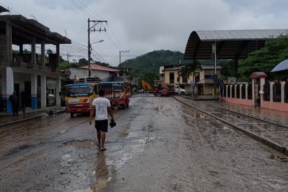 Después de la acumulación de agua, en las calles de Convento había lodo.
