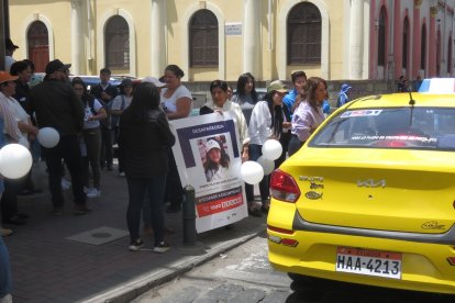 Padres de familia y compañeras de la niña hicieron plantones con globos blancos y pancartas con su foto, pidiendo su localización.