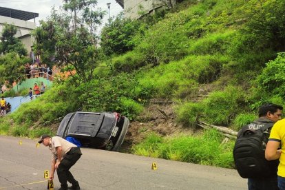 Los agentes recolectaron 35 indicios balísticos en el sitio.