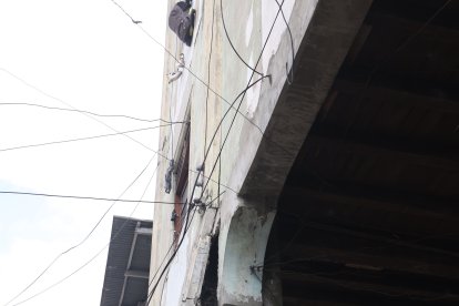 Enormes grietas hay en los pilares del edificio.