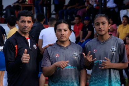 Alfonso Perugachi (i), Orlando Panama (c) y Neymar (d) en la premiación.