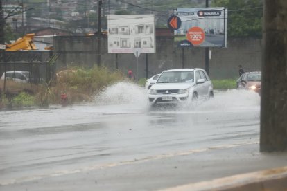 Paredes caídas, calles inundadas como consecuencia de la lluvia en Guayaquil