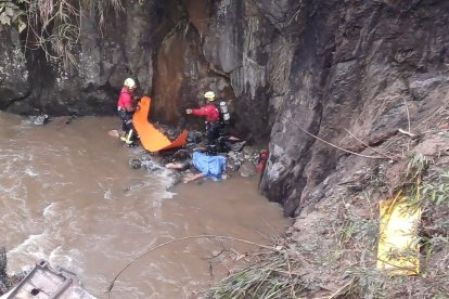 Rescatistas sacaron el cadáver.